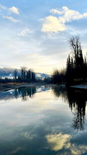 宁静湖泊的美丽倒影