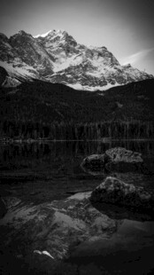 黑白山水间的静谧之景