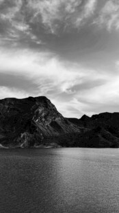 黑白山水间的静谧景致