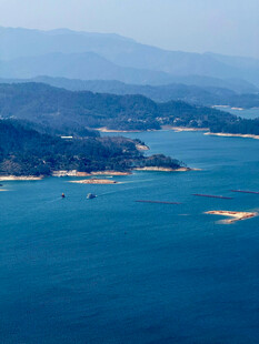 碧海青山环绕的美丽海湾