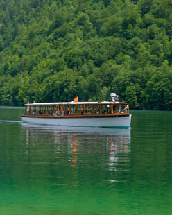 湖上游船赏翠绿山林