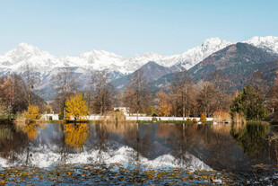 雪山湖泊秋日美景