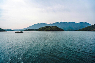 宁静湖景与远山