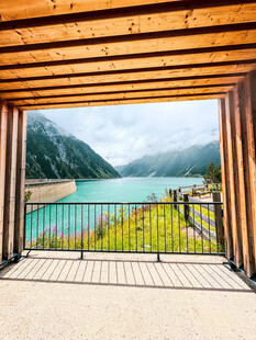 阳台外的山水美景