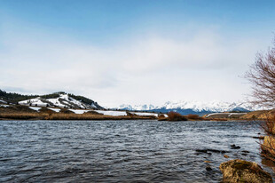 宁静湖畔雪山风光