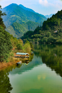 青山绿水间的静谧小船