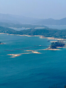 蓝色辽阔水域与远处山峦