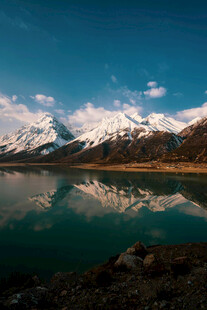 雪山湖泊美景倒映
