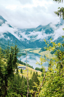 山间云雾缭绕的秀丽湖景