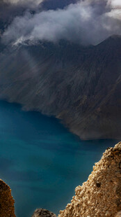 高山下的幽蓝湖泊