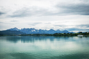 宁静湖景与远处山峦