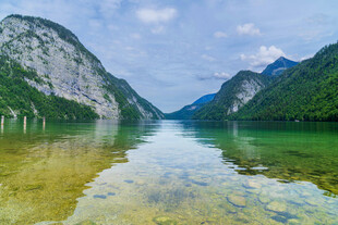 秀丽山水湖景风光图