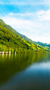 宁静湖景与翠绿山峦
