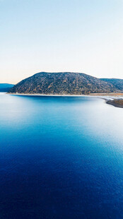 宁静湖景与远山