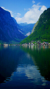 宁静山水间的美丽湖景