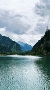 青山绿水间的静谧湖泊