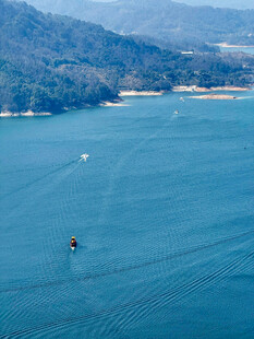 蓝湖泛舟景