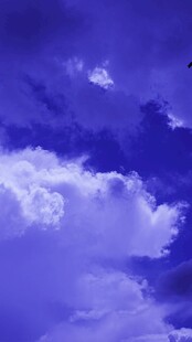 梦幻紫蓝天空中的云朵