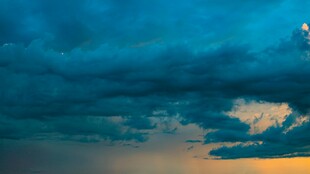 黄昏时分的壮丽天空景观