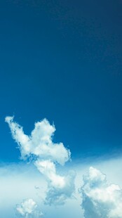 蓝天中的洁白云朵