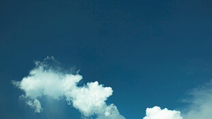 蓝天中的洁白云朵