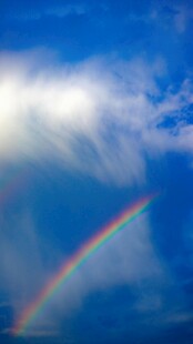 蓝天之上的绚丽彩虹