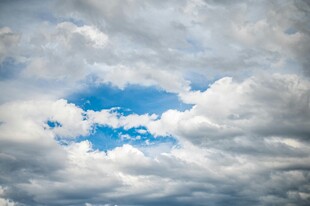 云隙间的蓝天美景