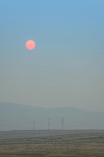 日出旷野 远处风车伫立