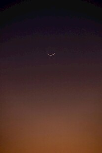 夜空中的弯弯新月