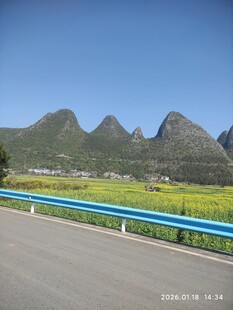 公路旁的秀丽山峦风光