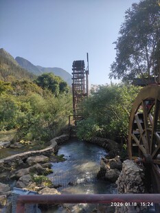 山间溪流旁的古老水车景观