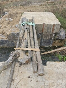 老旧木梯靠在石砌井口