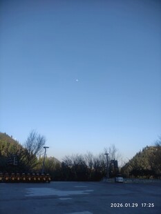 冬日河畔宁静风光