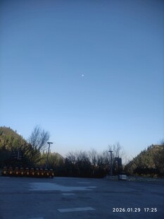 冬日冰封湖面与远山景色