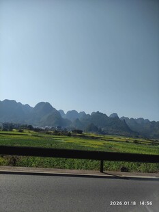 公路旁的田园与远山景色