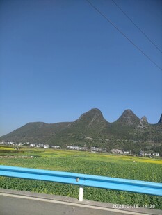 公路旁的青山绿野风光