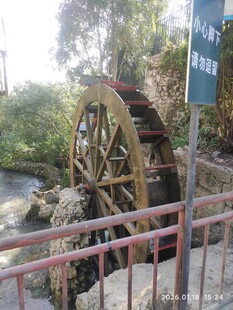 古朴水车静立自然风景中