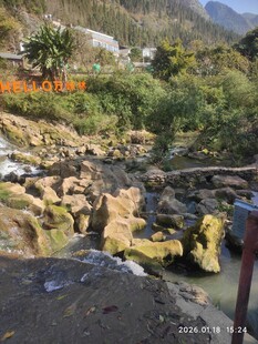 山间溪流旁的嶙峋怪石