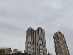 城市高楼阴天下的建筑景观