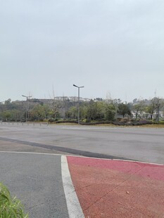 空旷道路旁的红灰路面