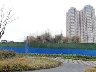 城市中的建筑工地与高楼