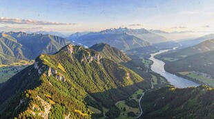 壮丽山川中的蜿蜒河流