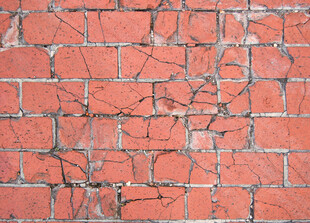 红砖墙面裂纹纹理特写
