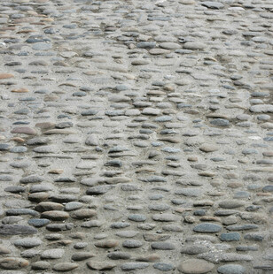 古朴鹅卵石铺就的路面