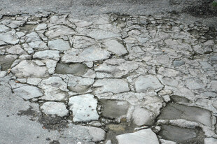 古老石块铺就的地面纹理
