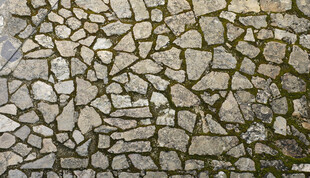 石板铺就的古朴地面