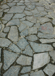 石板铺就的古朴地面