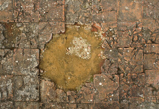 地面上的锈迹斑斑井盖