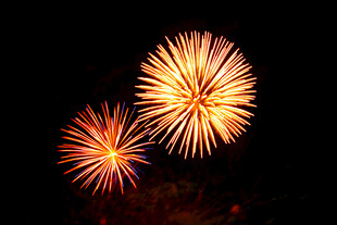 夜空中绚烂的烟花绽放