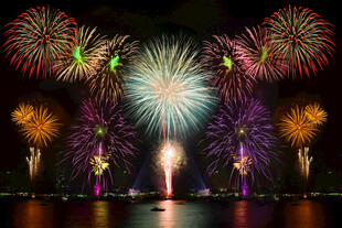 夜空中绚烂的多彩烟花秀